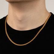 Model trägt eine goldfarbene Cuban-Halskette aus 316L Edelstahl mit einem Gewicht von 16,7 g.