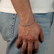 Model trägt ein silberfarbenes Wheat-Armband aus 316L Edelstahl mit einem Gewicht von 5,1 g.