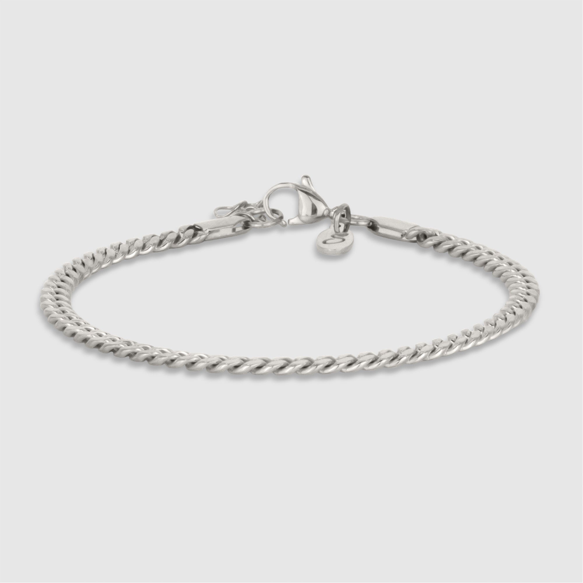 Silberfarbendes Cuban-Armband aus 316L Edelstahl mit einem Gewicht von 6,3 g.