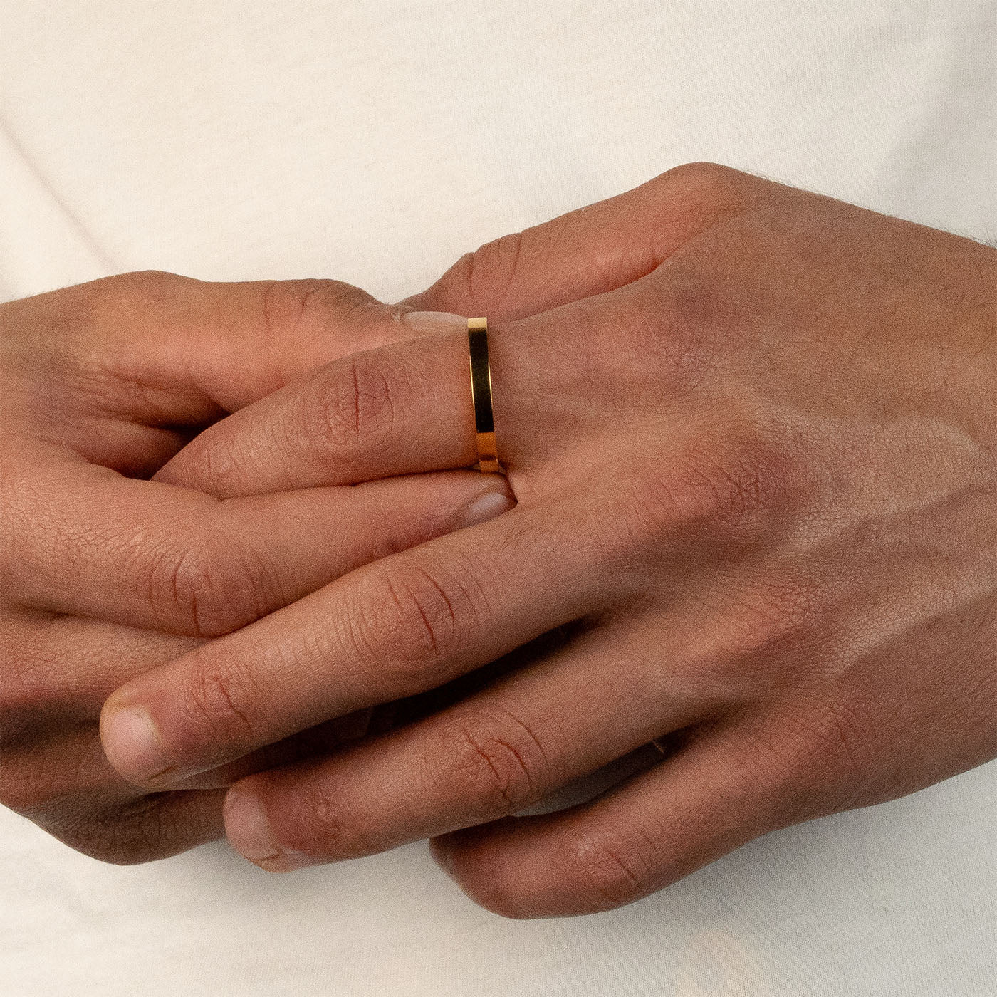 Model trägt einen silberfarbenen Band-Ring aus 316L Edelstahl mit einem Gewicht von 2,6 g.