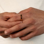 Model trägt einen silberfarbenen Band-Ring aus 316L Edelstahl mit einem Gewicht von 2,6 g.