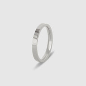 Silberfarbener Band-Ring aus 316L Edelstahl mit einem Gewicht von 2,6 g.