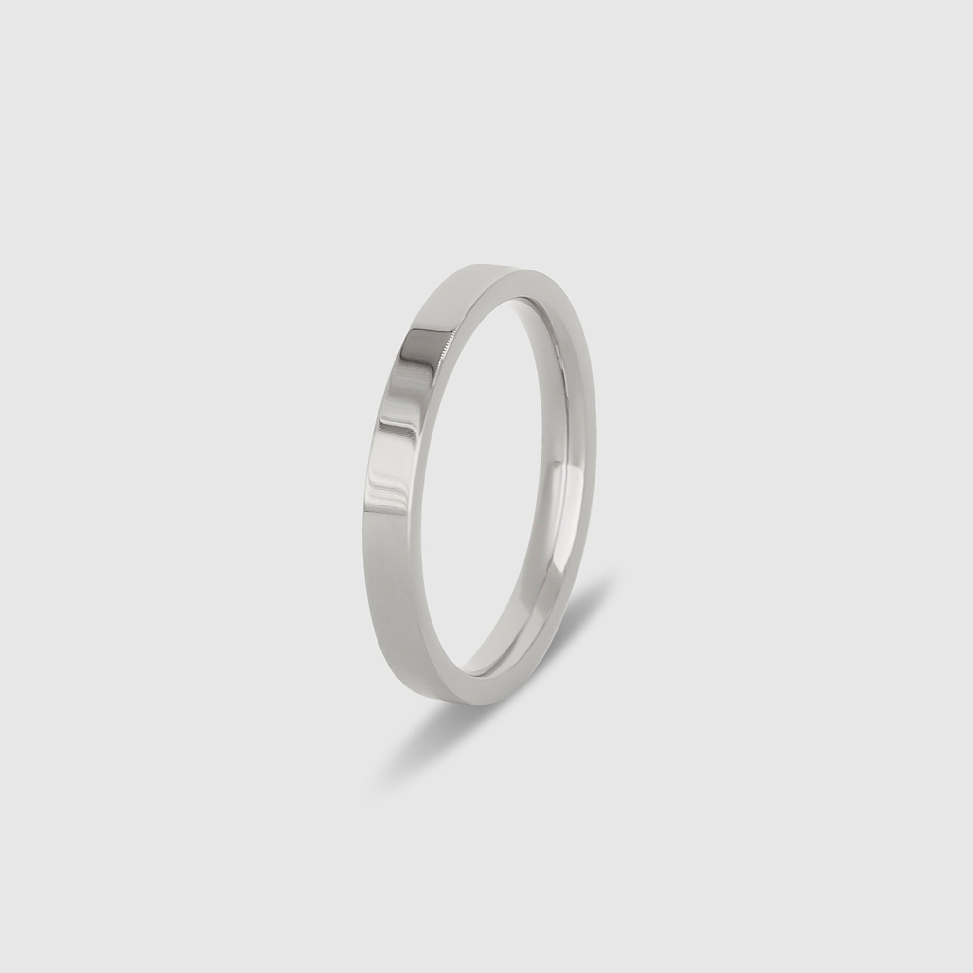 Silberfarbener Band-Ring aus 316L Edelstahl mit einem Gewicht von 2,6 g.