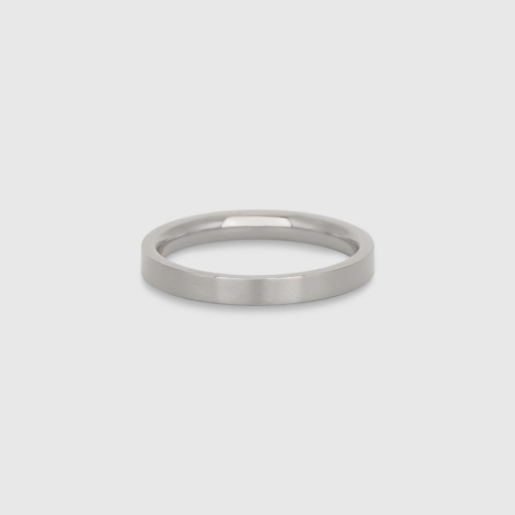 Silberfarbener Band-Ring aus 316L Edelstahl mit einem Gewicht von 2,6 g.