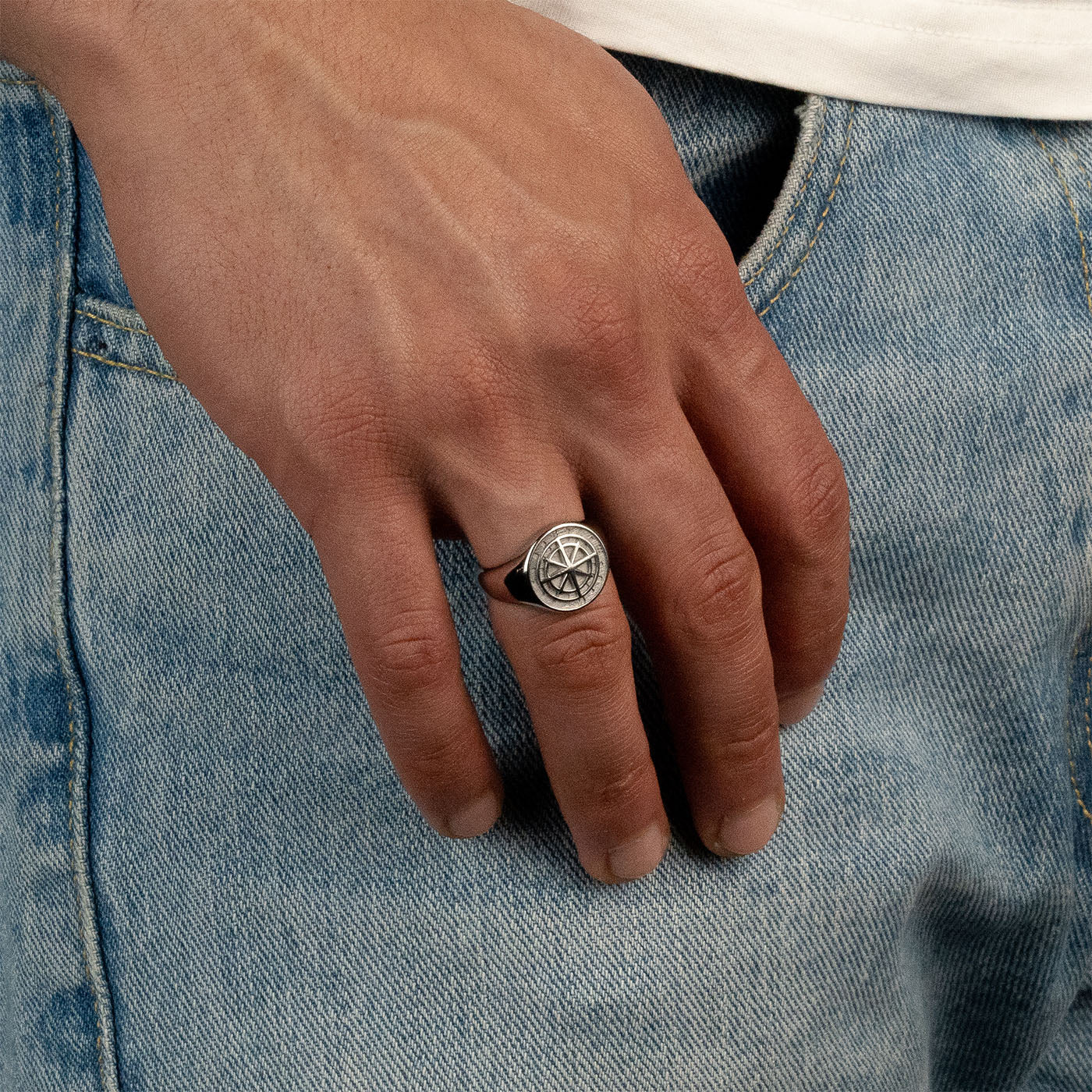 Model trägt einen silberfarbenen Compass-Ring aus 316L Edelstahl mit einem Gewicht von 8,2 g.