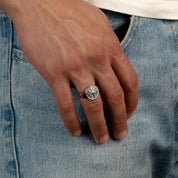 Model trägt einen silberfarbenen Compass-Ring aus 316L Edelstahl mit einem Gewicht von 8,2 g.