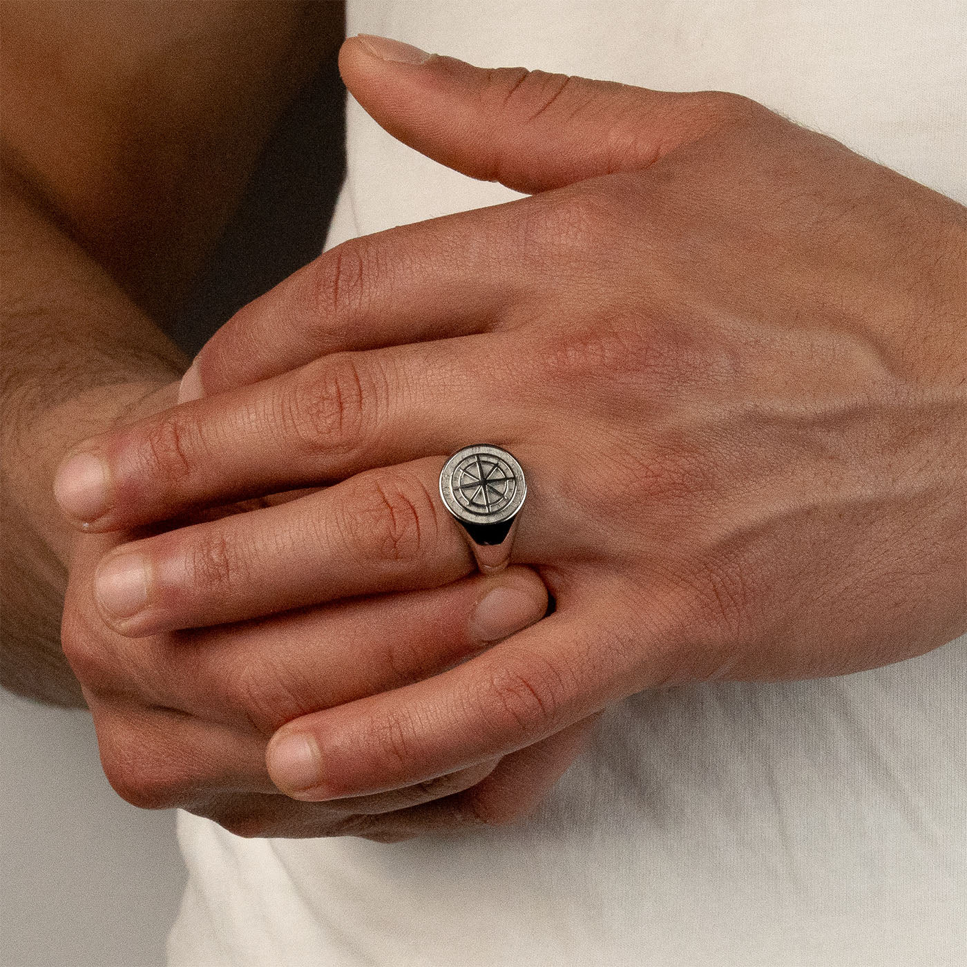 Model trägt einen silberfarbenen Compass-Ring aus 316L Edelstahl mit einem Gewicht von 8,2 g.
