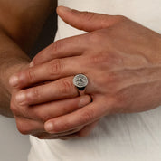 Model trägt einen silberfarbenen Compass-Ring aus 316L Edelstahl mit einem Gewicht von 8,2 g.