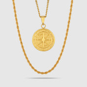 Model trägt ein goldfarbenes Schmuckset aus einer Rope-Halskette und einem Kompass-Anhänger aus 316L Edelstahl mit einem Gesamtgewicht von 15,4 g.