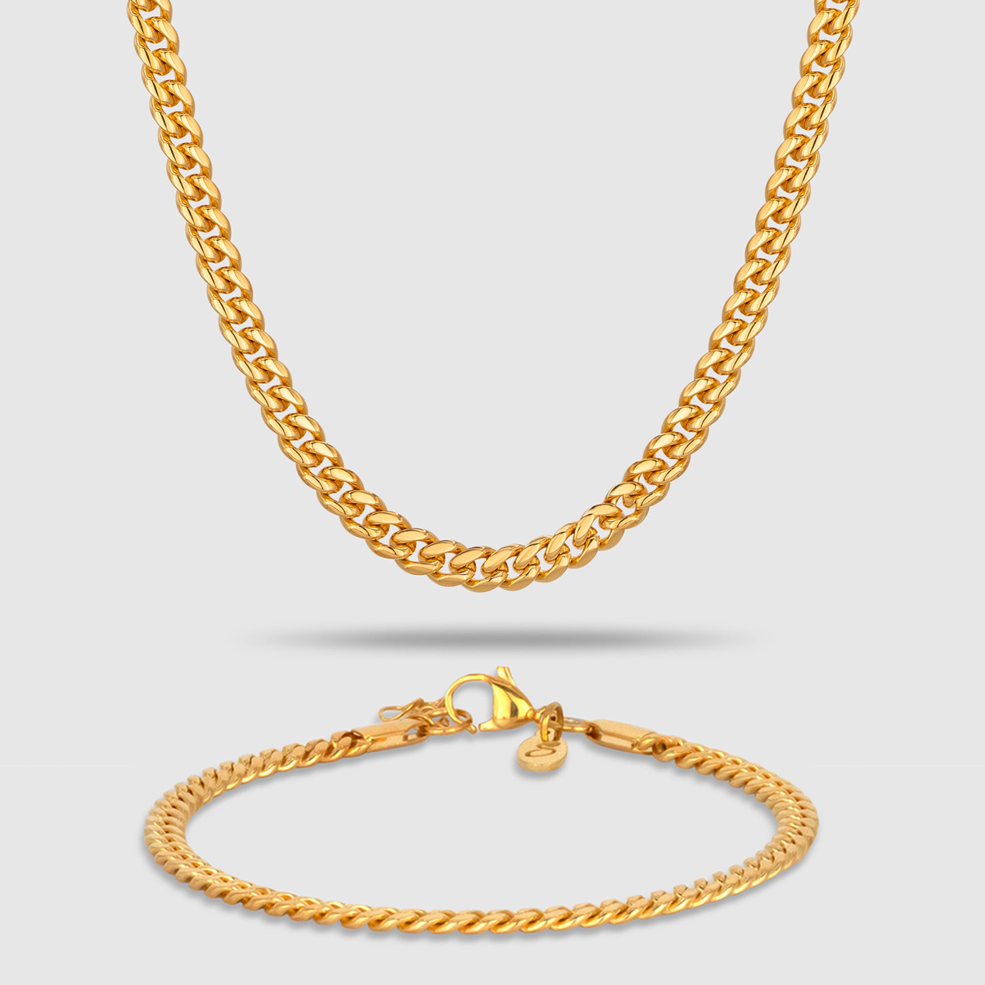 Goldfarbenes Schmuckset bestehend aus einer Cuban-Halskette und einem passenden Cuban-Armband aus 316L Edelstahl mit einem Gesamtgewicht von 23,0 g.