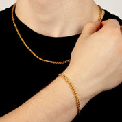 Model trägt ein goldfarbenes Schmuckset aus einer Wheat-Halskette und einem passenden Wheat-Armband aus 316L Edelstahl mit einem Gesamtgewicht von 18,6 g