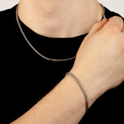 Model trägt ein silberfarbenes Schmuckset aus einer Wheat-Halskette und einem passenden Wheat-Armband aus 316L Edelstahl mit einem Gesamtgewicht von 18,6 g.